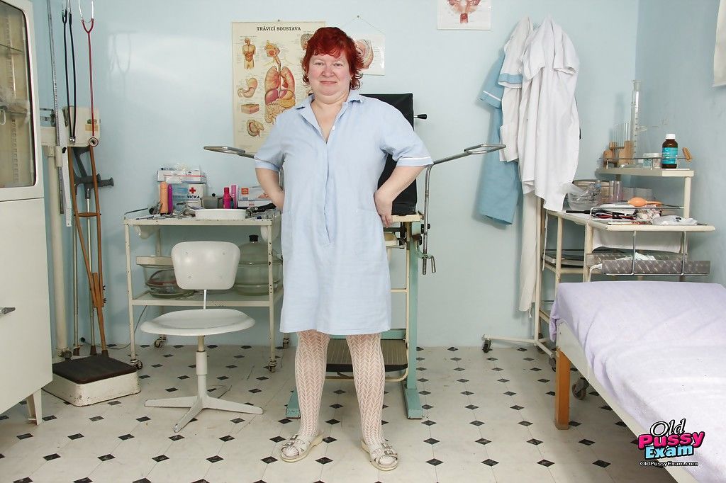 vette Oma met slappe kannen en Harige Muff het nemen van uit haar Verpleegkundige uniform