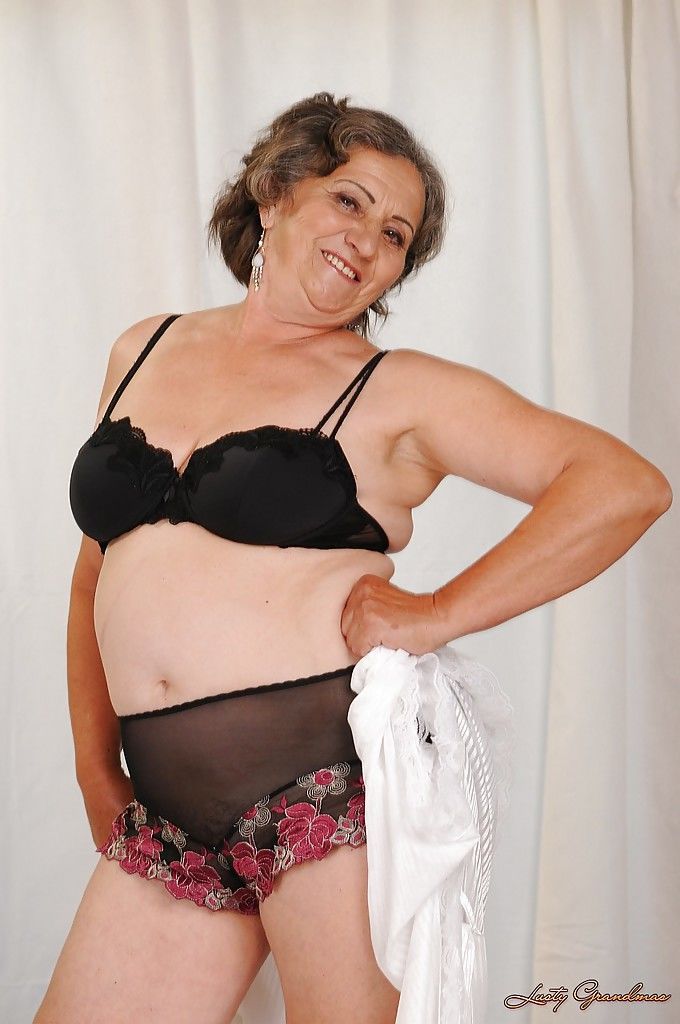 المشاغب الجدة مع الدهنية المنحنيات الحصول على التخلص من لها الملابس الداخلية