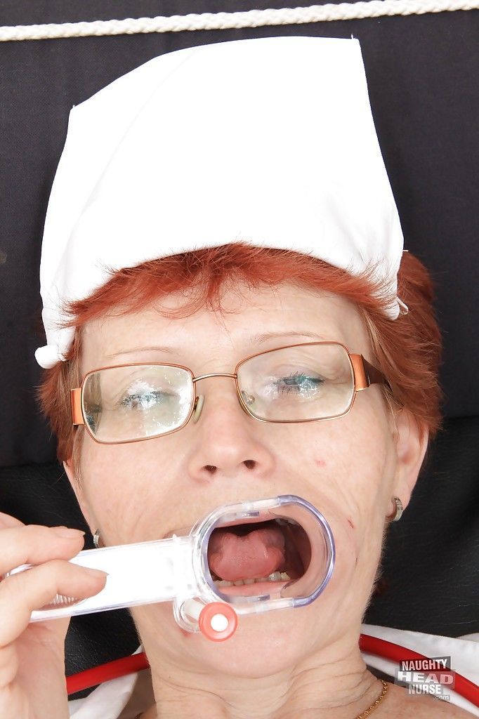 ناضجة gyno ممرضة في نظارات و النايلون استمناء لها جائع الفرج