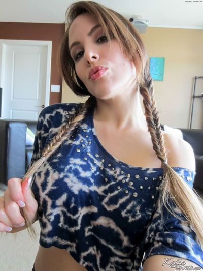 hot Amateur Katie Banken Nimmt Selfie Während zeigen schön Titten und Reiten Dildo