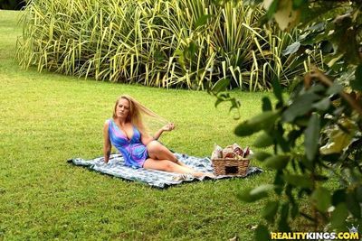 Blonde Bekleidet weiblich blinkt Nackt Upskirt und Streifen für outdoor Cowgirl ficken