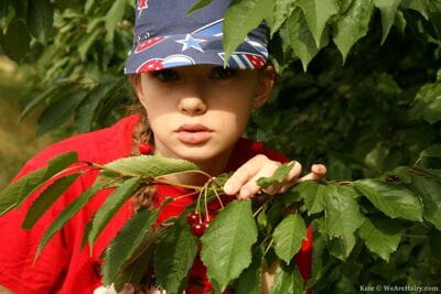 可爱的 独奏 女孩 凯特 让 她的 球 帽 上 同时 脱衣服 在 的 树木