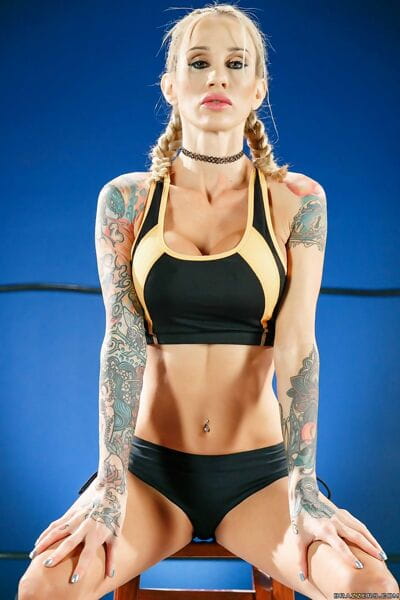 纹身 女性 摔跤手 莎拉 杰西 暴露了 她的 大 奶 和 性感的 紧 身体
