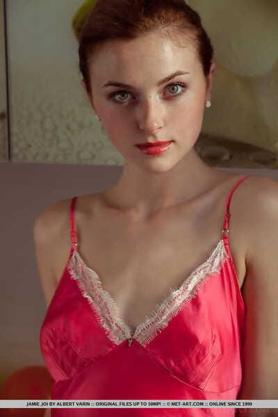 Erótica modelo Jamie joi muestra su calvo Coño Cerca de hasta usar Caliente lencería
