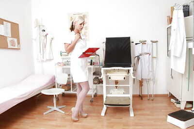 busty Blondynka pielęgniarka w biały pończochy gra jej Cipa w Obok do