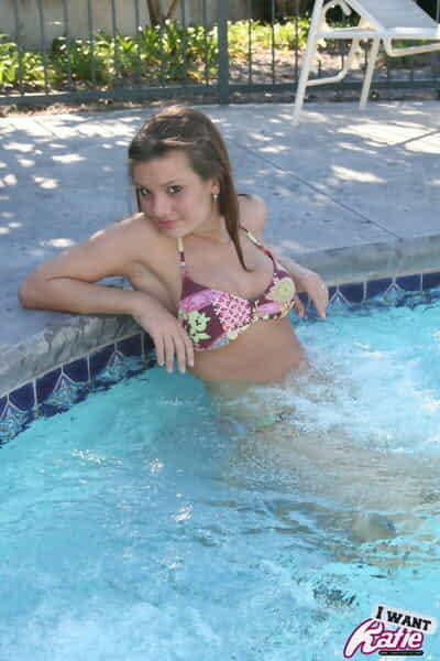 Słodkie nastolatek Kate crush pokrowce do jej nagie cycki po usuwanie Bikini top w basen