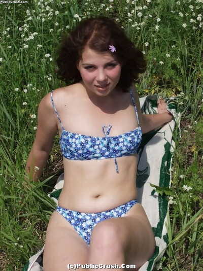 młody zobacz Dziewczyna bierze off jej Bikini w przejść nagie na tle polne kwiaty
