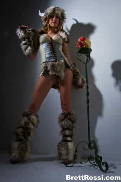 solo modèle Brett Rossi montre off Son Fille pièces vêtu dans Un viking tenue