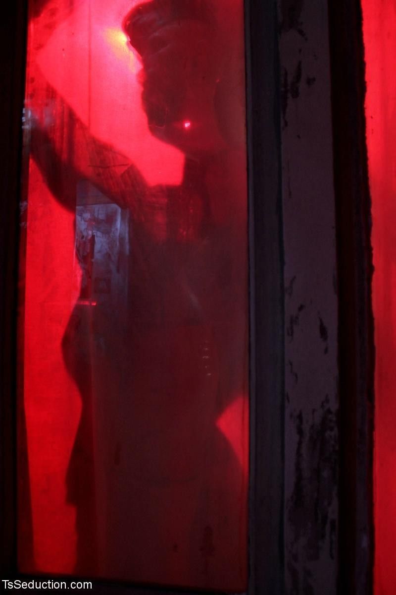 Patrick i Chloe Pełzanie razem w ciemny aleje z w słynny czerwony światło powiat z