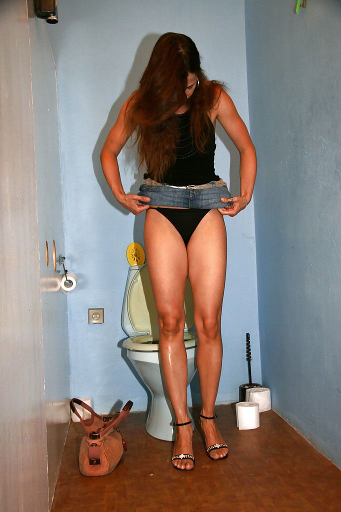 Seductive Phụ nữ da ngăm dâm đãng thích gloryhole hành động trong một công cộng dọn nhà vệ sinh