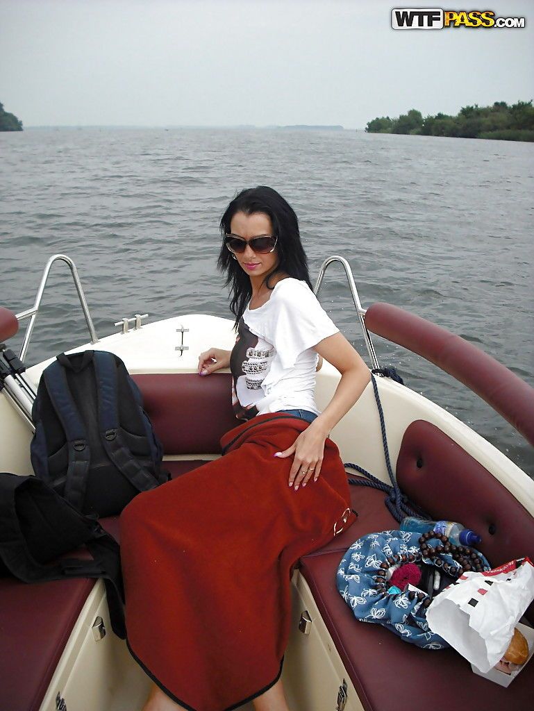 كامل بوسوميد سمراء فاتنة يحصل التخلص من لها الملابس في على القارب جولة