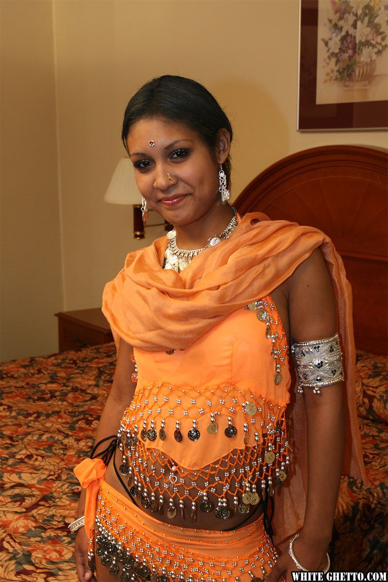 indiase vrouw dipti Knipperen haar kont en tepels in haar slaapkamer