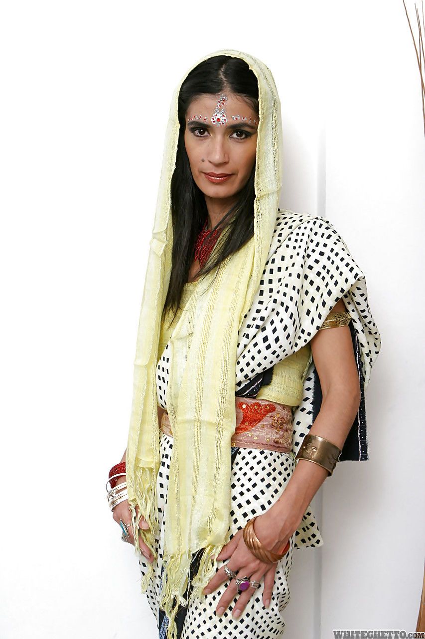 indiano solo modello Tamara impostazione fino candele per il culto wit Il suo Vestiti su