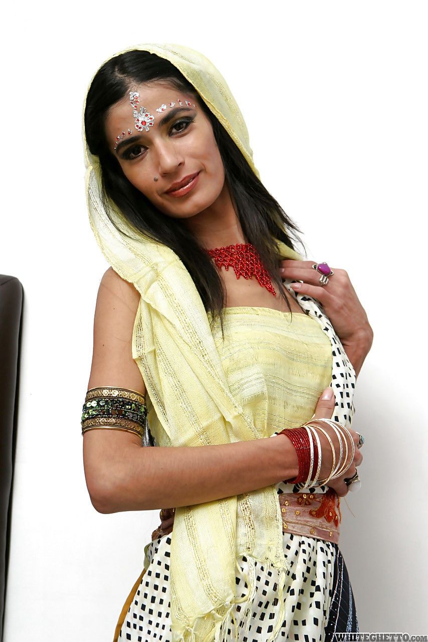 indiano solo modello Tamara impostazione fino candele per il culto wit Il suo Vestiti su