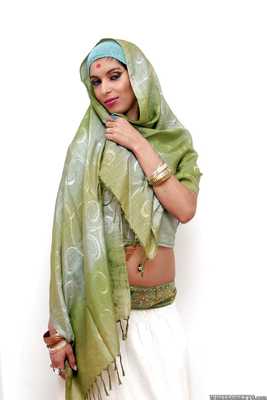 Perfurado indiana solo modelo tiziana posando Não Nude para flaunt ela sexy corpo