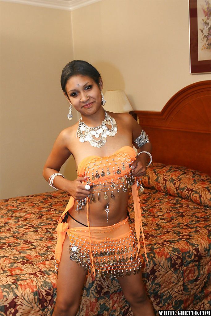 शरारती भारतीय महिला पर उच्च ऊँची एड़ी के जूते दिखा रहा है उसके स्तन और चूत