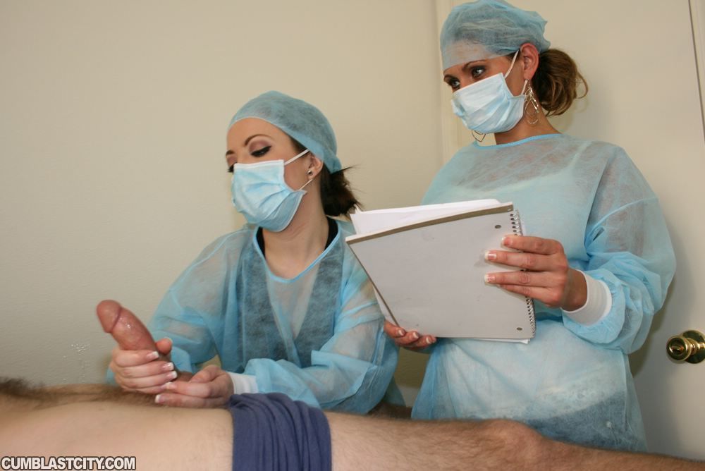 séduisante Babes dans Infirmière les uniformes secousses off Un gros bite