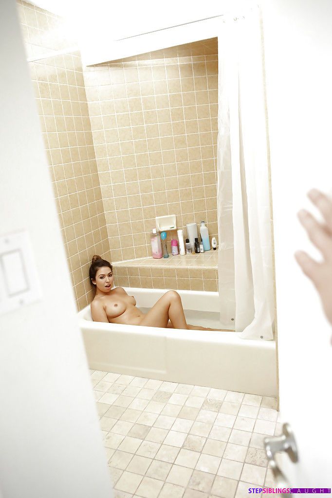 黑发 业余的 莱利 Reid 服 非 裸体的 照片 之前 浴缸