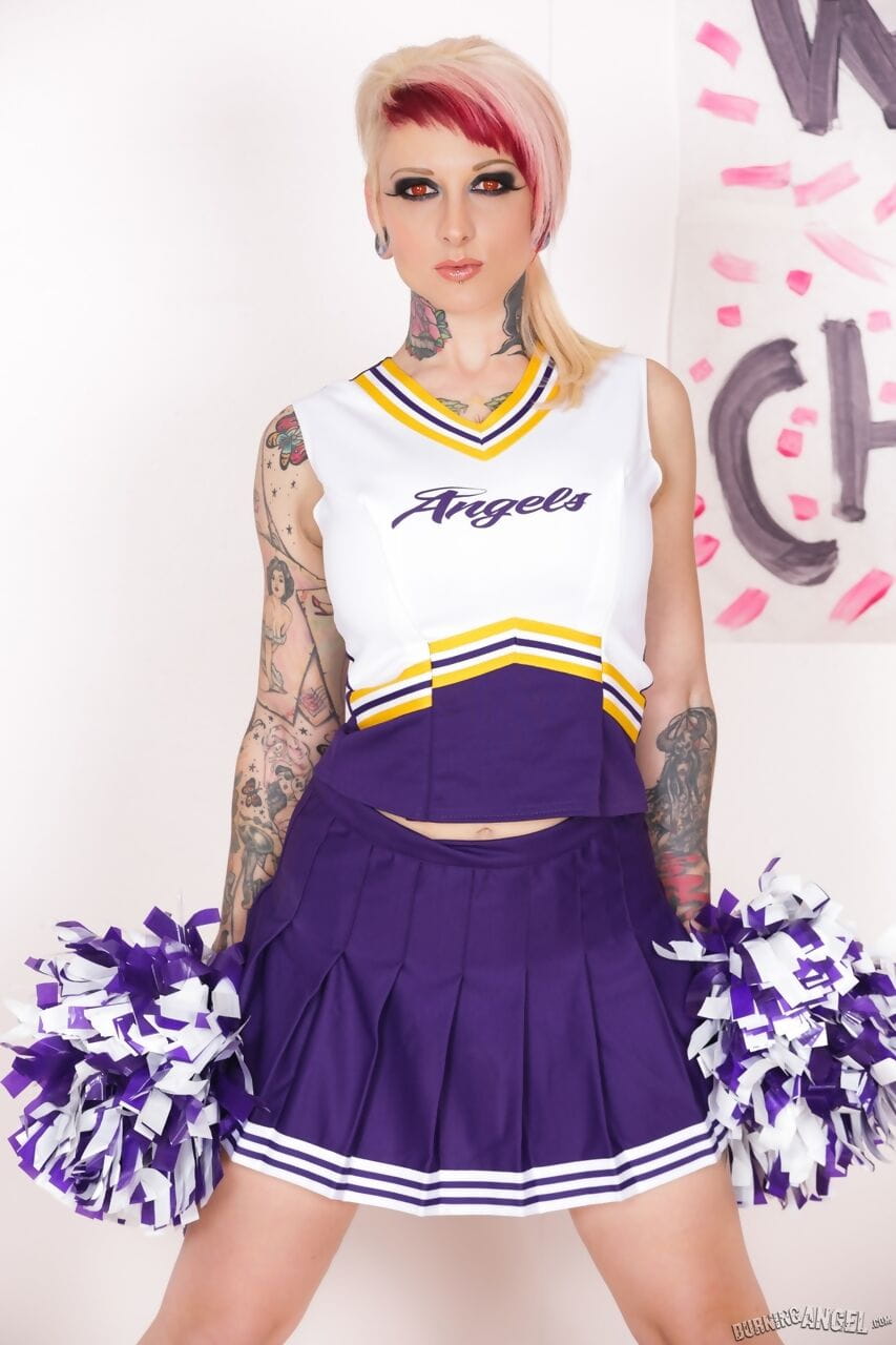 getatoeëerde chick Scarlet LaVey werken gratis van een Cheerleader Outfit naar vormen naakt