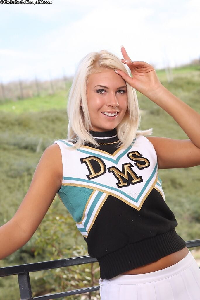 Blonde Cheerleader Danica rutscht aus Ihr uniform für Ihr Nackt premiere