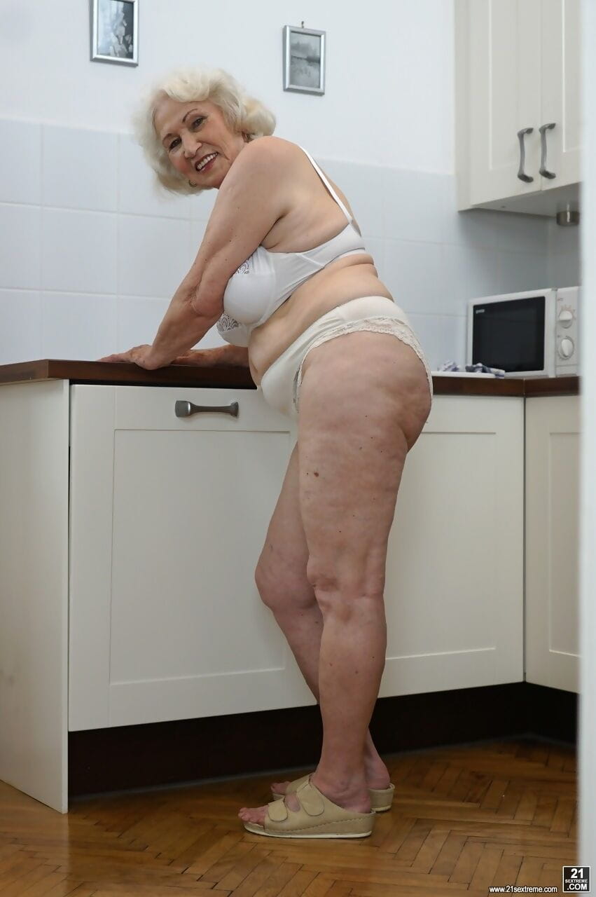 BIZARRE vieux blonde Granny nommé norma montrant Son seins dans l' cuisine