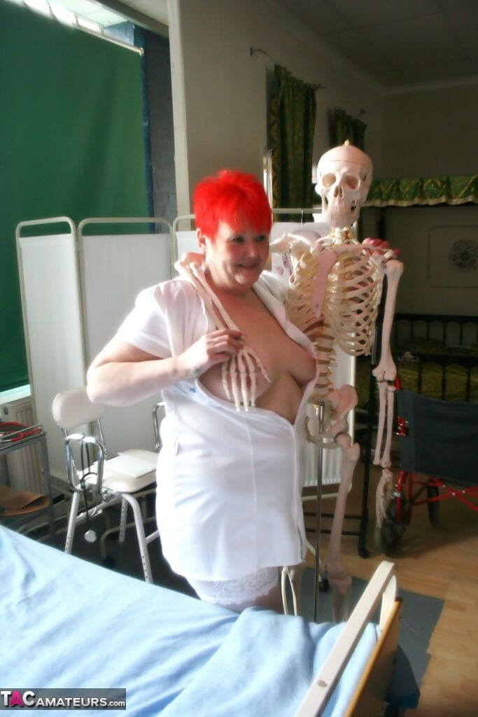 放荡 成熟 护士 在 白色 丝袜 获取 玩弄 起来 通过 一个 骨架