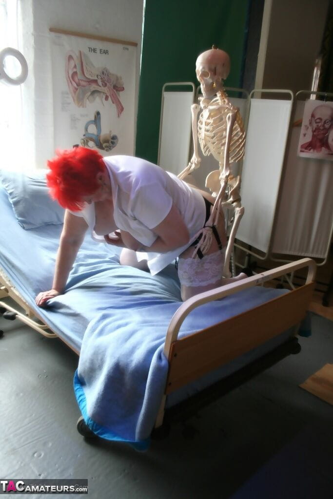 سلوتي ناضجة ممرضة في الأبيض جوارب يحصل غازل حتى :بواسطة: A الهيكل العظمي