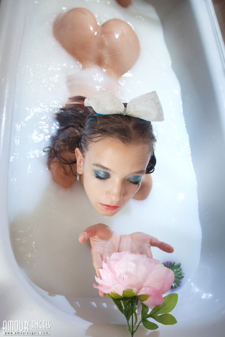 winzige teen Mädchen alisabelle gießt Milch über Ihr Nackt Körper Während Nehmen ein Bad