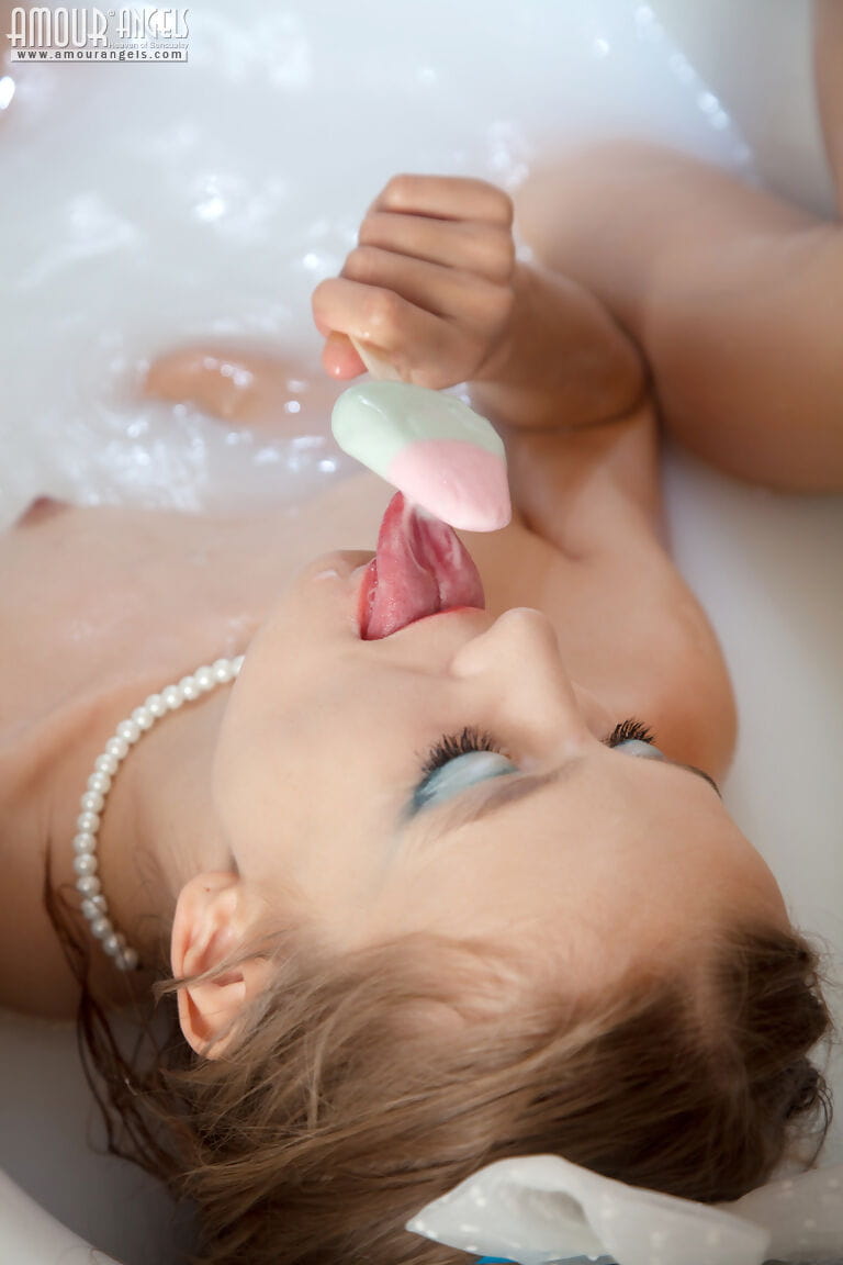 小さな ティーン 女の子 alisabelle が降り注ぐ 牛乳 以上 彼女の 裸 本体 ながら 取 a 風呂