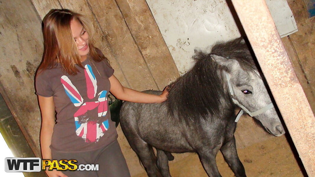 Blond amateur met een sappige kont & kut krijgt Geneukt terwijl bezoeken een pony boerderij