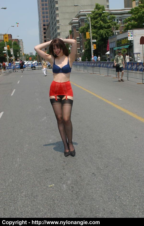 amateur chick Vuil Angie wanders naar beneden belangrijkste straat in een gordel en nylons