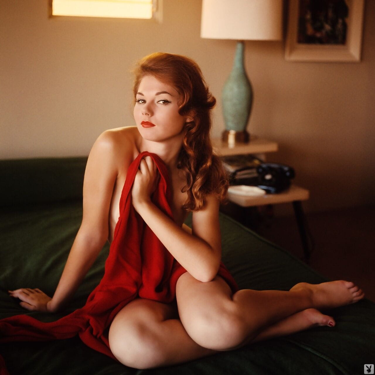 milf Kathy douglas bloot haar Heerlijk natuurlijke curves tijdens vintage fotoshoot