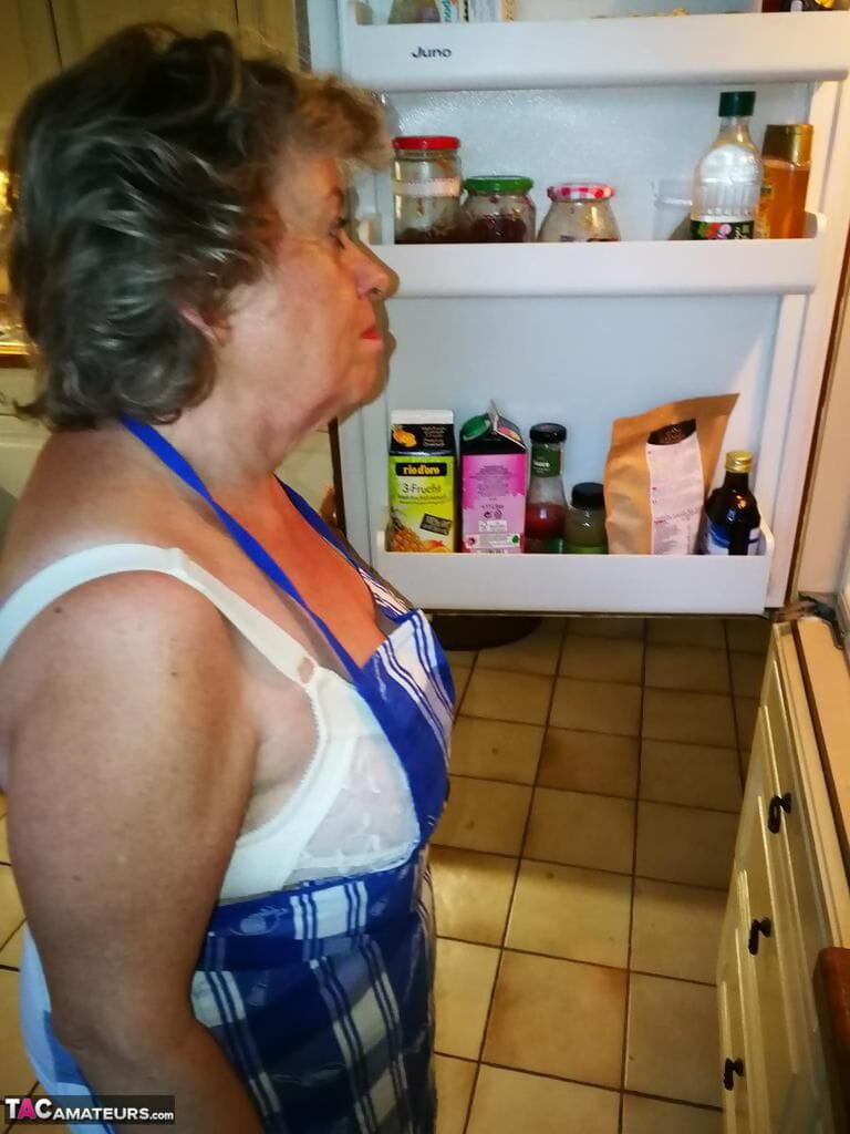 पुराना गृहिणी Caro लेता है बंद उसके अंडरवियर में रसोई एप्रन और मोज़ा