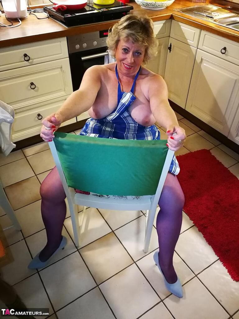 старый домохозяйка Каро берет офф ее нижнее белье в кухня фартук и чулки