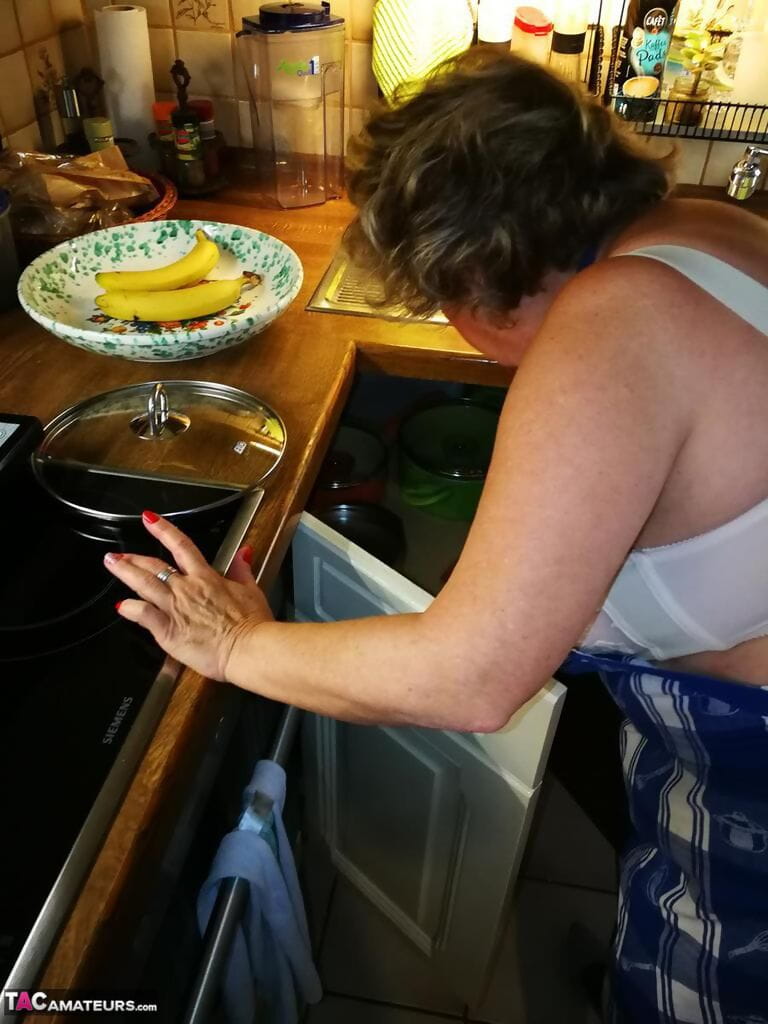पुराना गृहिणी Caro लेता है बंद उसके अंडरवियर में रसोई एप्रन और मोज़ा