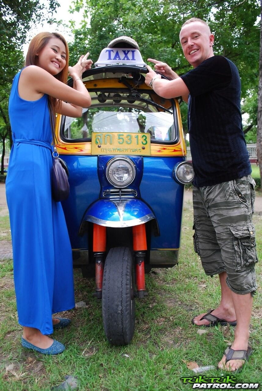 bela Tailandês menina Mon Paquera com um Bonito masculino dos turistas no público