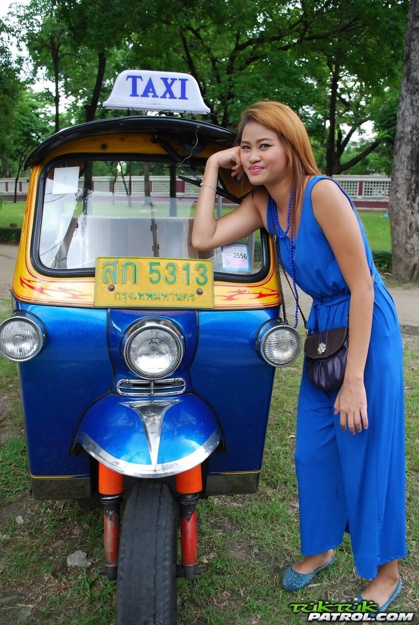 جميلة التايلاندية فتاة الاثنين يمزح مع A لطيف ذكر السياحية في العامة