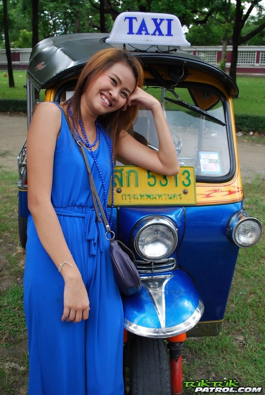 아름다운 태국 여자 Mon 유혹 가 a 귀여운 남성 관광 에 공개