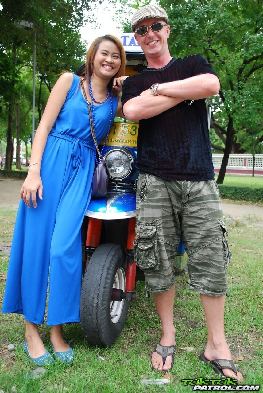 Güzel Tay Kız Mon Flört ile bir Sevimli erkek turist içinde kamu