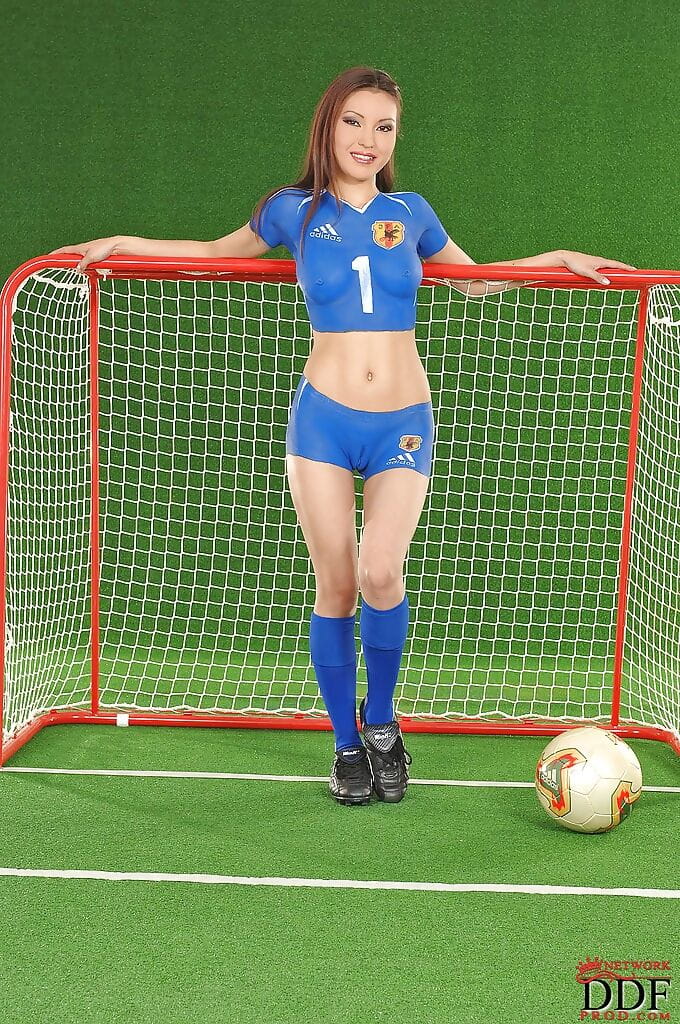 Foxy Asiatische teen Mit hot Arsch Posen in Körper lackiert Fußball outfit