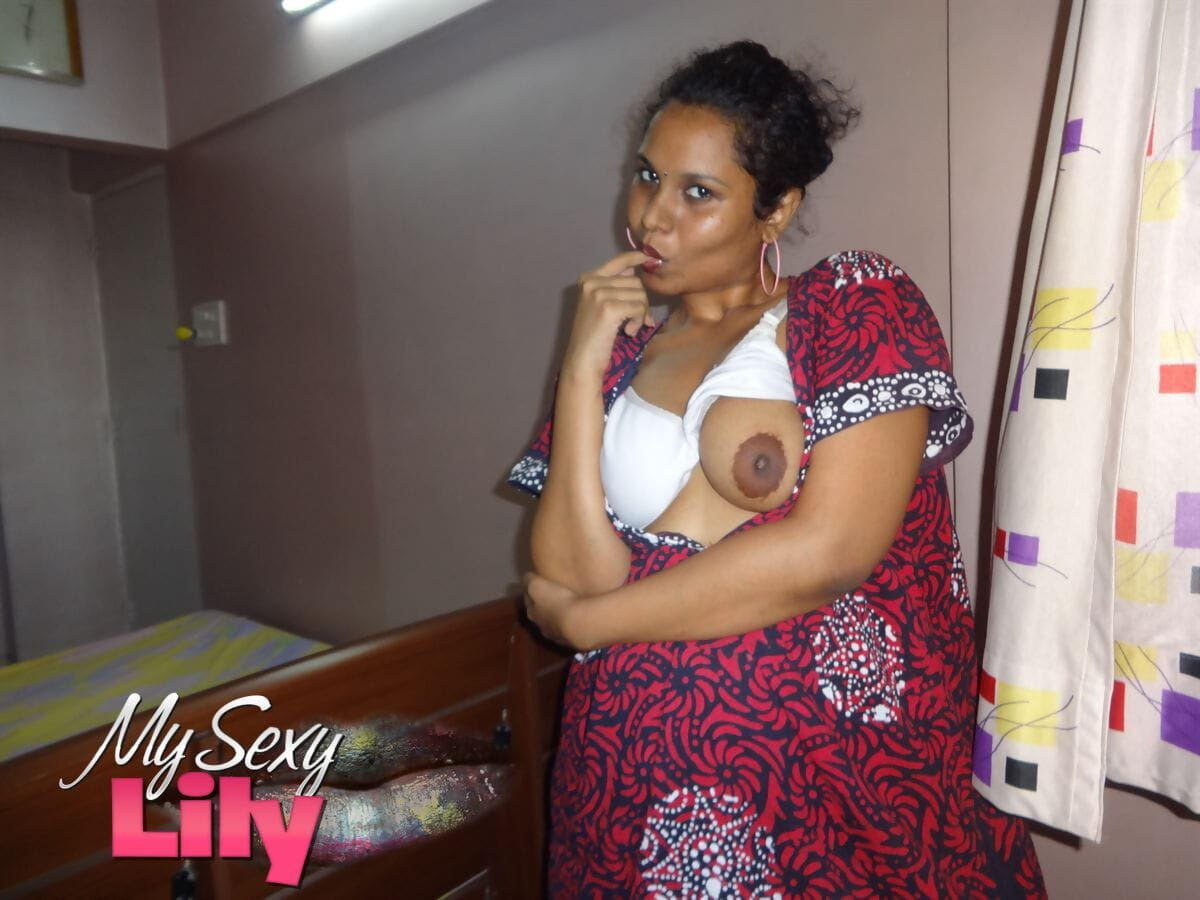 indiase Vrouw Lily Singh sticks haar Tong uit voor bloot haar tieten