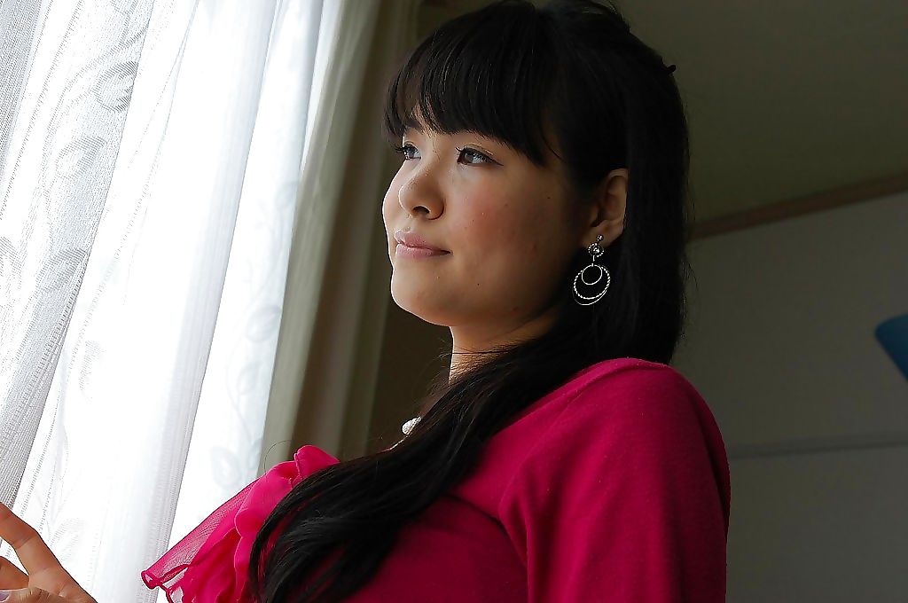 Asiático Adolescente Nao Kodaka desvestirse y la difusión de su Coño los labios