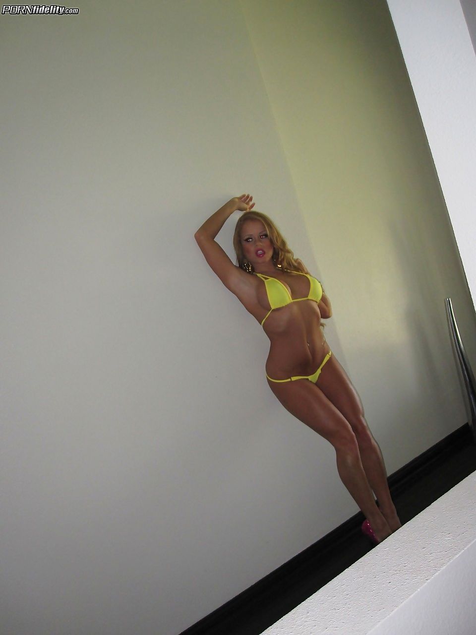 blonde Fille nikki delano les changements en Un bikini après en arrivant au l' Madisons