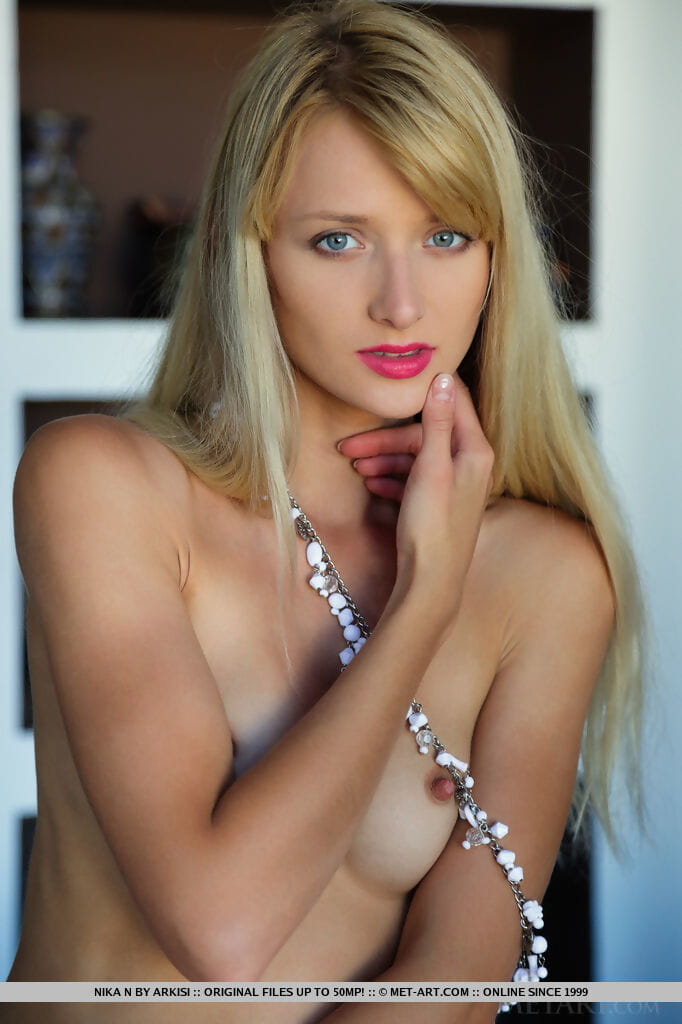 Erótica modelo Nika N cortinas Ella misma más el sofá desnudo & Descalzo en perlas