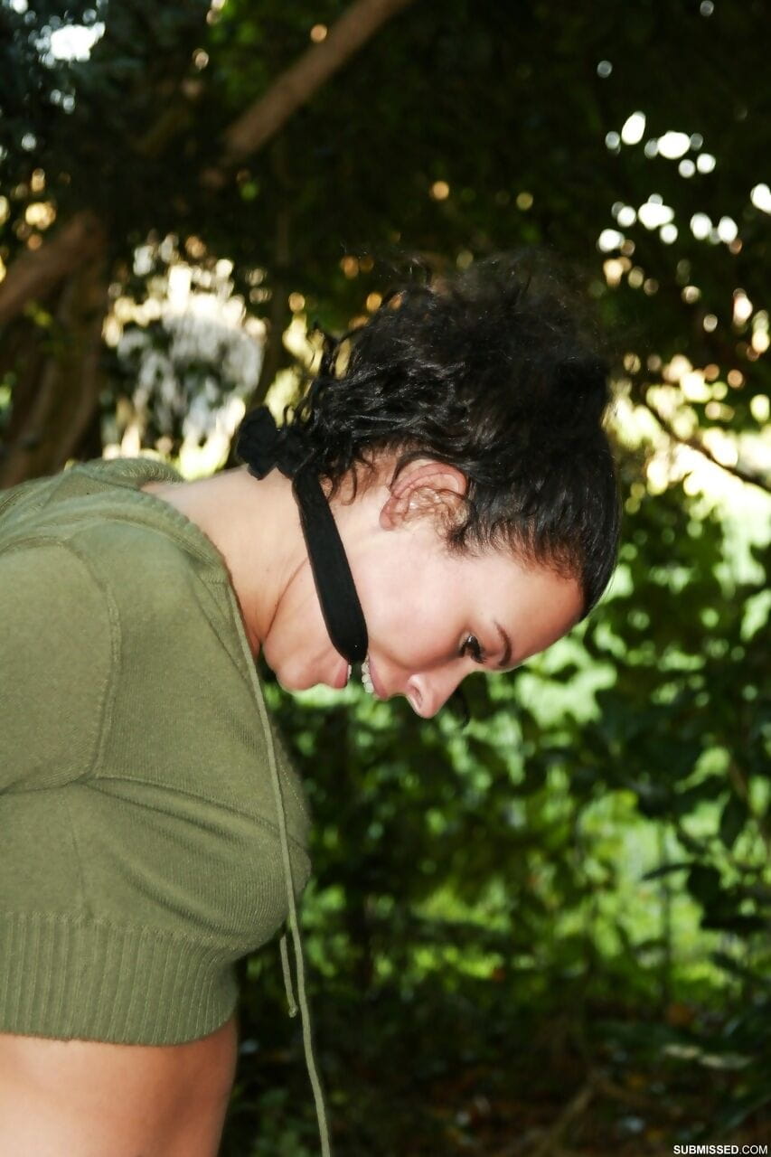 seksi Siyah Saçlı vixen tıkadı & İpli Yukarı içinde Kot & bot & bağlı için bir Ağaç