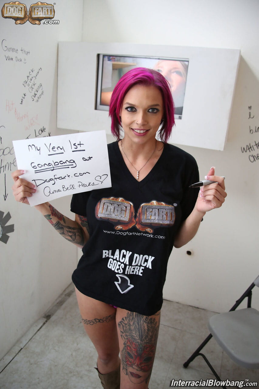 tatuado pinto Anna Bell Picos esportes Cor-de-rosa cabelo durante um interracial Gangbang