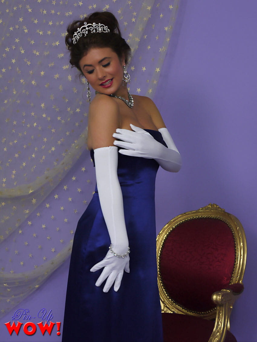 Prom queen Kelly Halle entkleidet sich zu Ihr Vintage Unterwäsche Nach akzeptieren Krone