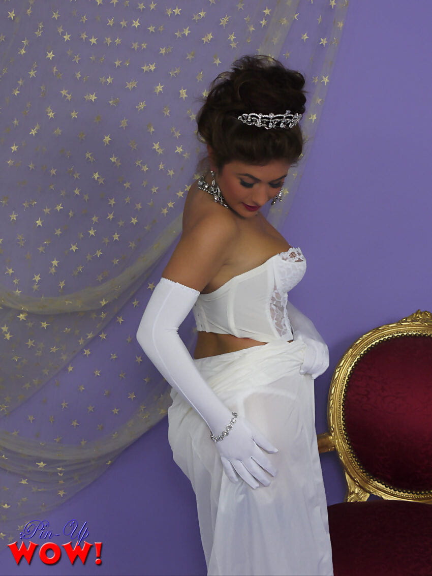 Prom Regina Kelly Sala si spoglia Per Il suo Vintage biancheria intima dopo accettare corona