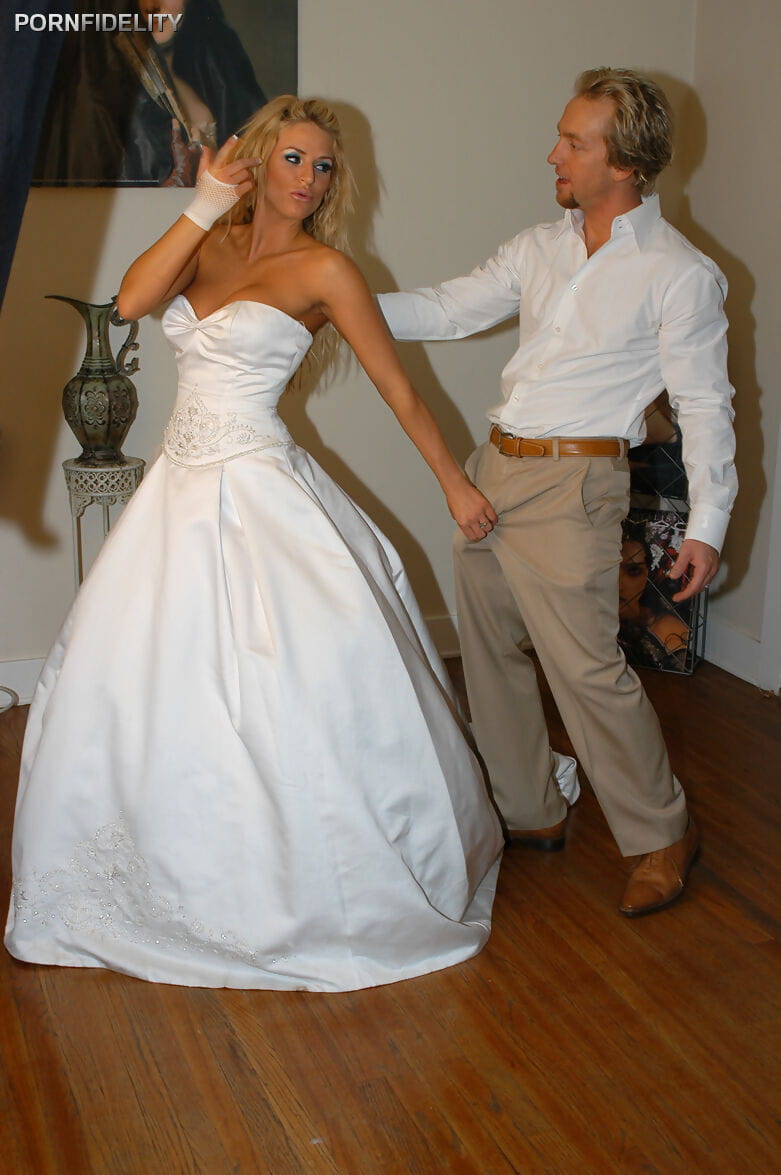 العروس بروك حسناء يكشف جولة كبير الثدي & مص المهارات على الزفاف ليلة