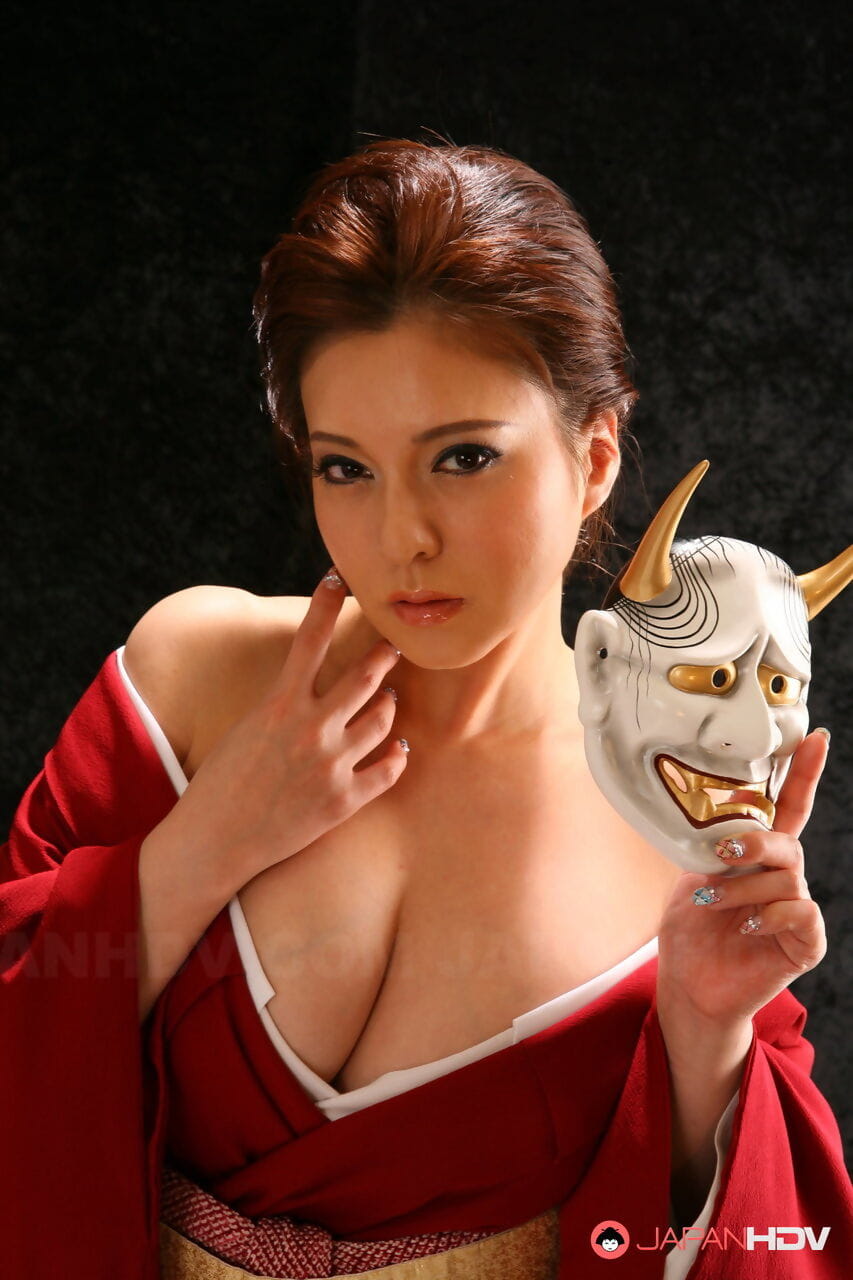 जापानी मॉडल युकी Tsukamoto fondles उसके फर्म स्तन के रूप में वह हो जाता है नग्न